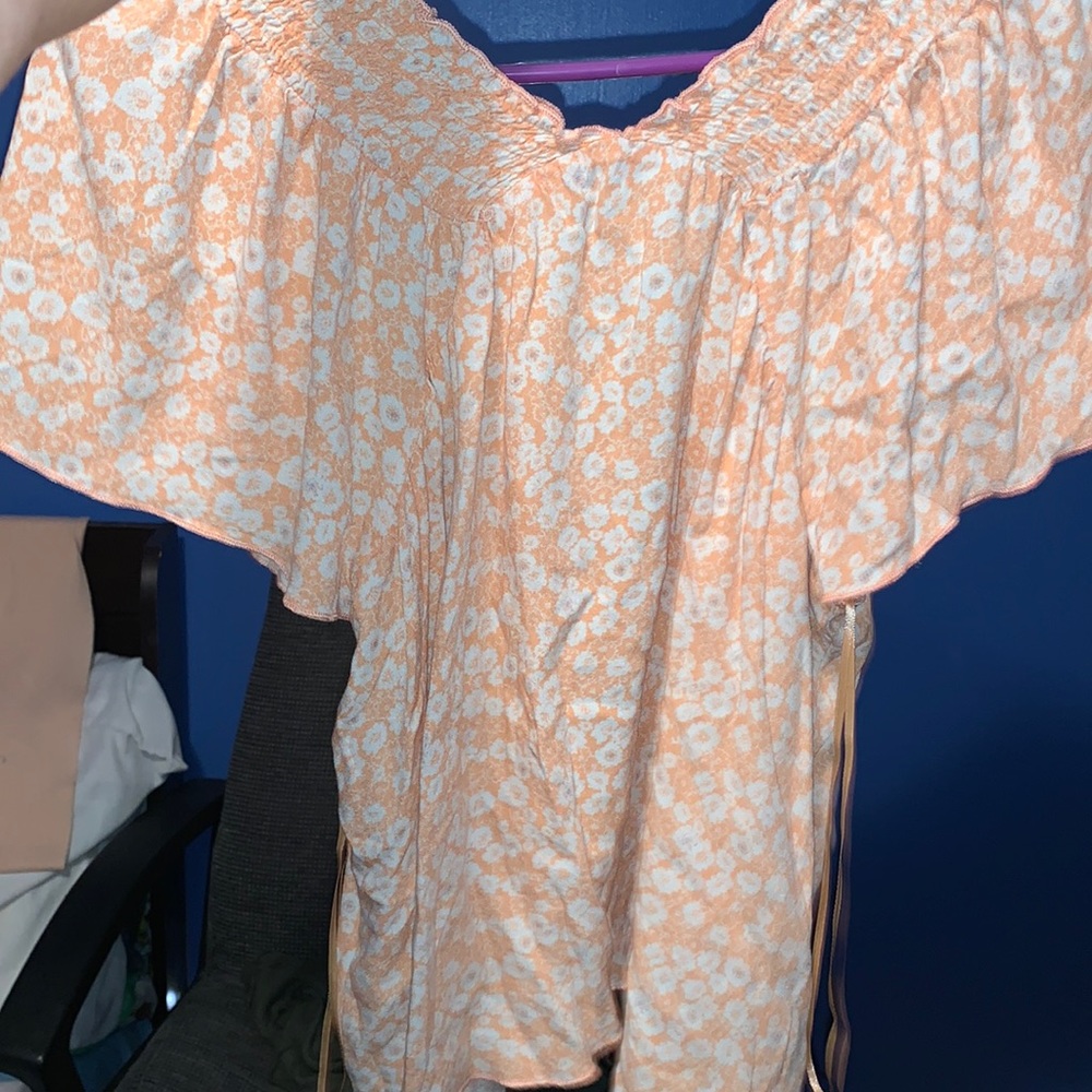 Women’s top peach and white with flowers